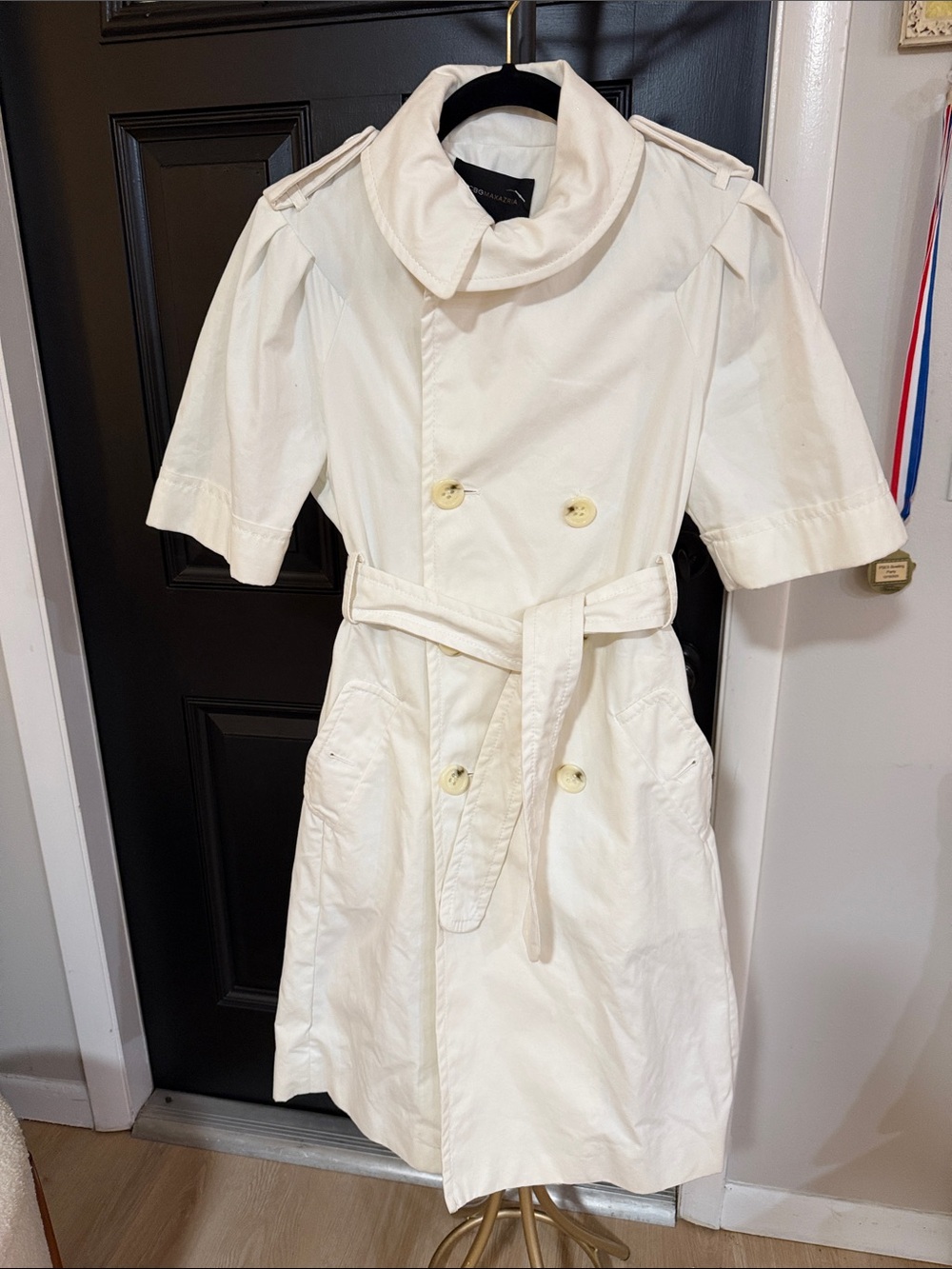 BCBGMaxAzria Cream Short-Sleeve Double-Breasted Trench Coat with Belt